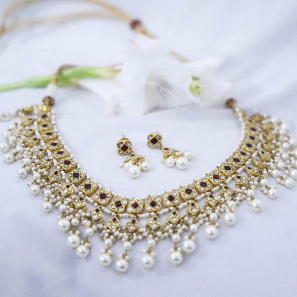 gold necklace,