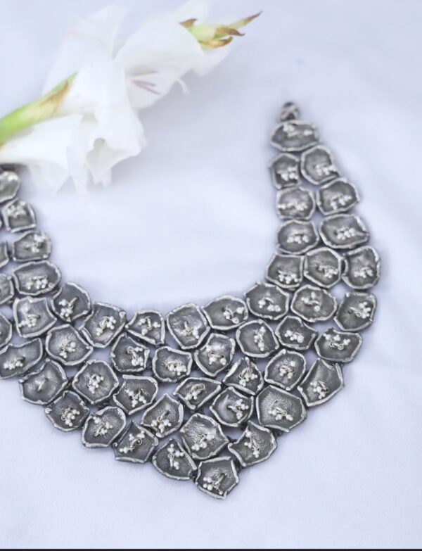 silver necklace, pearl necklace,