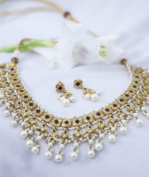 gold necklace,